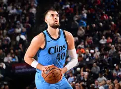 PG模拟器-离谱！库里怒砍55分丹佛掘金今夜防线松动，波特兰开拓者今晨造点机会(库里第四节连续投进4个三分球)